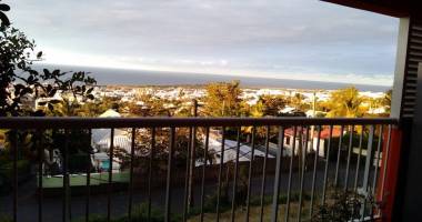 a louer sainte-clotilde - agreable f2 recent vue mer