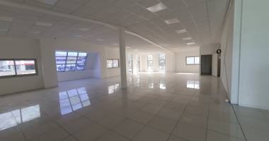 local commercial 145 m² et ses bureaux de 180 m²