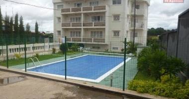 a louer un appartement meublé de type  t3 avec piscine situé à ambohibao morondava  dans un immeuble bien sécurisé