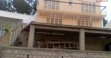 a vendre petite villa t3  à finir sur terrain de 600 m2 ambatobe. contact mr jacky