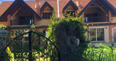 a vendre, villa  f5 en r+2, plus un t2 indépendant, le tout sur 610 m2  avec une belle vue sur la haute ville antananarivo