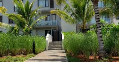 accessible aux étrangers et aux mauriciens: a vendre penthouse dans un complexe d'appartements de luxe avec vue mer à roches noires.