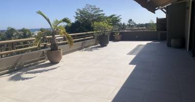 rivière noire à vendre magnifique et spacieux penthouse de 268m2 construit en 2012 avec vue imprenable, jacuzzi, situé dans une résidence sécurisé possédant une piscine commune, proche de la plage et des commerces.
