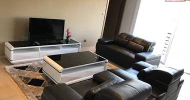 À louer un appartement meublé de haut standing type f3 dans un immeuble sécurisé avec ascenseur et piscine  sis à androhibe ivandry avec une vue dégagée sur le lac marais masay et non de l' école primaire français d et claire fontaine. contact mr jacky 03