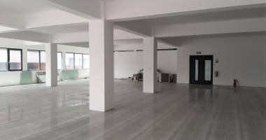 beau bassin à louer plateau d’environ 250m² centralement situé et idéal pour des bureaux.