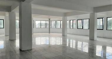 beau bassin à louer plateau d’environ 280m² centralement situé et idéal pour des bureaux.