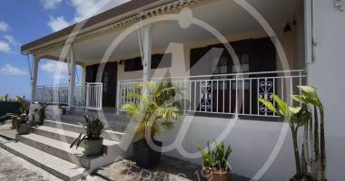 1600 € a louer haut de villa t4  meuble les abymes