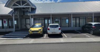 local commercial neuf avec vitrine, vue mer et accès pmr-installation facilitée : loyer réduit et premier mois