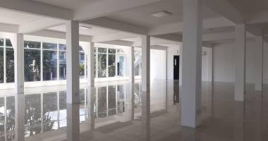 beau bassin à louer plateau de 288m² très bien situé et idéal pour un centre d’appel, un showroom ou des bureaux.