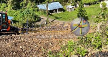 terrain constructible 860 m2   environnement calme et verdoyant - fort potentiel de construction