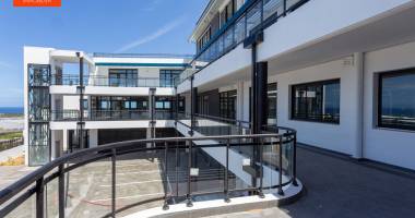saint-pierre centre ville - local neuf de 213 m²  -  loyer 4 475  hc