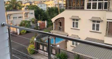 flic en flac à louer récent appartement, trois chambres avec piscine commune, situé au deuxième étages sans ascenseur, au calme proche plage.