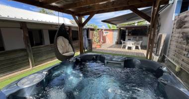 jolie maison de type f6+ de 146 m2 habitables et 250 m2 utiles, implantée sur 530 m2 de terrain, avec garage fermé et jaccuzi