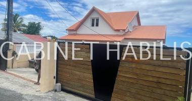 a vendre - maison de type t5 d'environ 140 m2 - saint-joseph - 212 000 €