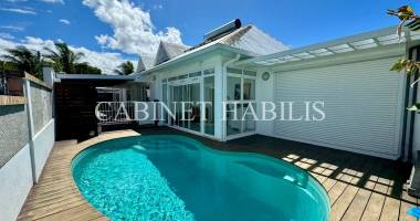 À louer - villa meublee de type t5 d'environ 240,05 m2 - saint-pierre - loyer 2 520 € + charges 80 €