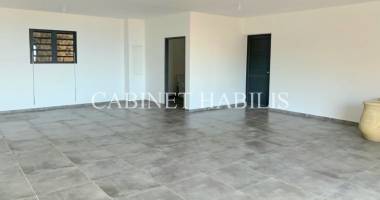 a louer - un local de 73 m2 environ - les avirons - loyer 1 002.00 € ht + charges 100 €