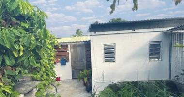 ideal investissement ou premier achat - rare a le port centre ville – maison  type t1 bis edifie sur une parcelle de 132 m2