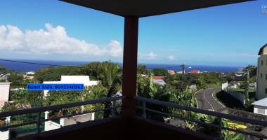 a vendre ce bel et grand appartement de type t3 avec une superbe vue mer et montagne