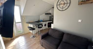 a louer a st-denis centre t2 meuble en dernier etage (bail mobilite)