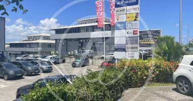 a louer local commercial à baie - mahault 2240 € /mois + charges