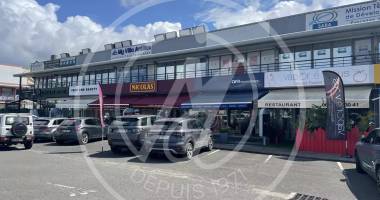 a louer local commercial de 200m2 à jarry 3800 € ht / mois + charges