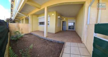 a vendre joli appartement de type f2 d'environ 52 m² avec grande varangue et jardinet