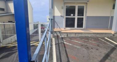 a louer - local commercial 110 m2 - la grande montee (ancienne poste)