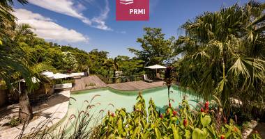 maison créole la montagne sur 2265 m² de terrain avec vue mer et piscine