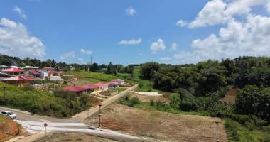 lamentin  terrain 582 m2 vue montagne