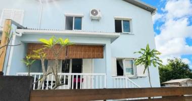 À louer maison f4, 3 chambres climatisées, cuisine équipée, terrasse, jardin clôturé, endroit au calme