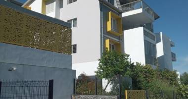 a vendre un appartement t2 très spacieux avec une belle vue mer à la plaine saint-paul