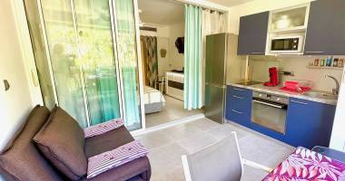 anse des rochers : t2 etage de 29 m2 meuble acces plage et piscine
