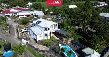 villa de standing 4 pièces avec vue mer, piscine et dépendance à saint-benoît