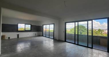 a vendre un appartement de standing d'exception au 3eme étage d'un immeuble flambant neuf avec ascenseur situé à talatamaty
