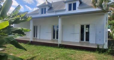 a vendre charmante maison de type f4 sur 634 m2 de terrain à saint-gilles les hauts